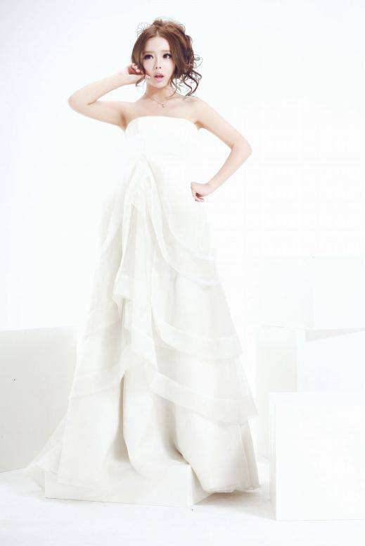 裴紫绮扮“淘气新娘” 纯色唯美写真-4