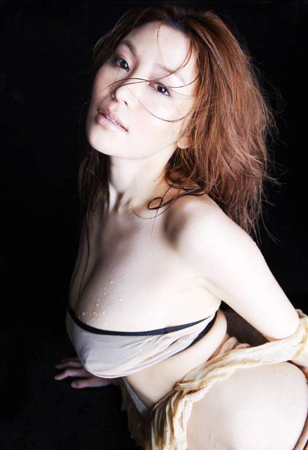 丰满美女湿身迷人酥胸-8