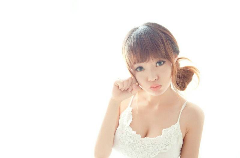 性感少女滑落的肩带