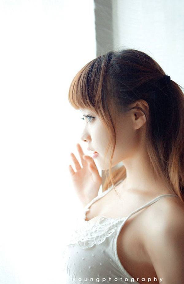 性感少女滑落的肩带-5