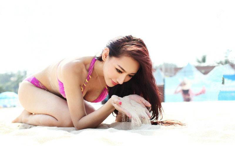 阳光沙滩上的比基尼少女-4