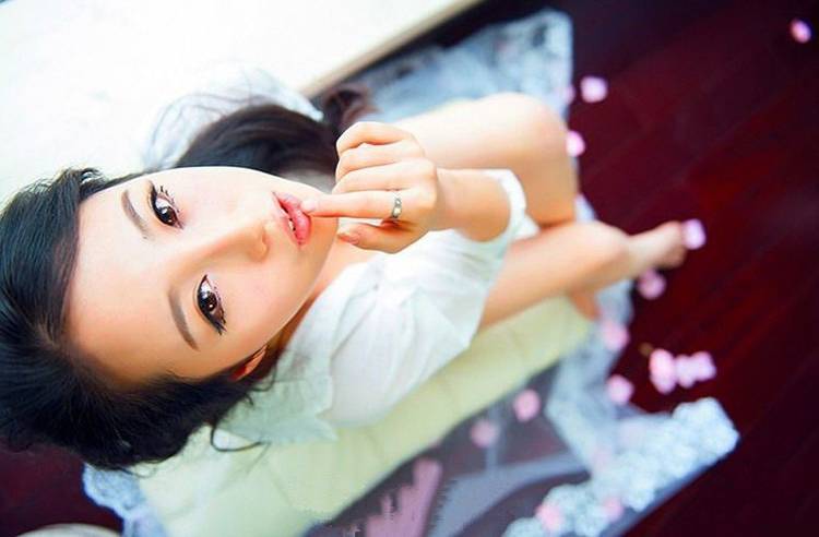 柔美女人的性感内衣诱惑