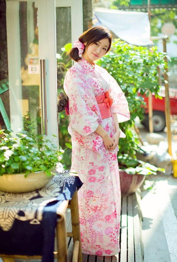 清晨可爱的调皮和服少女