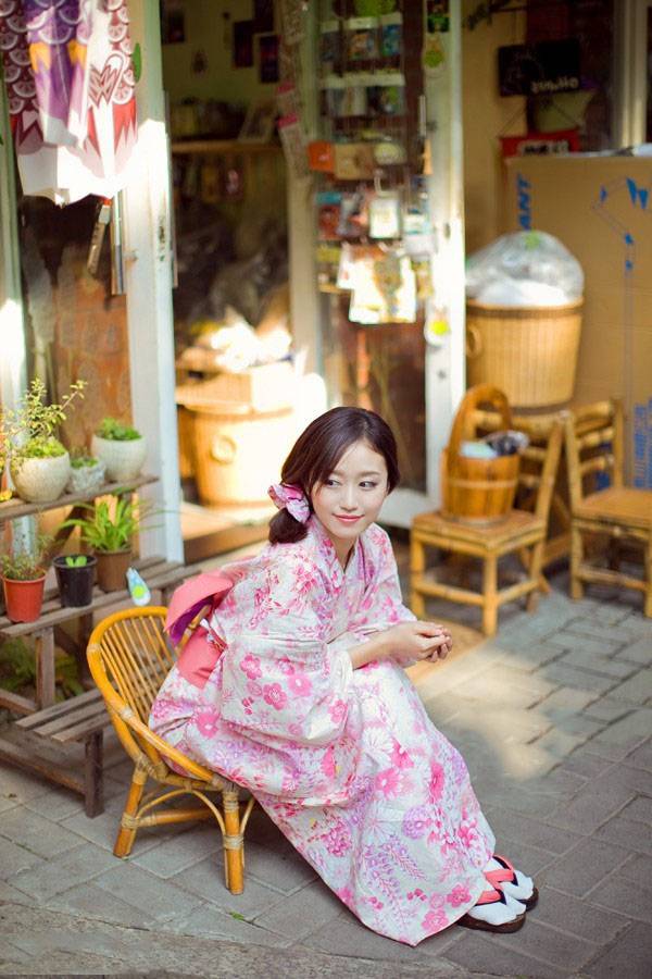 清晨可爱的调皮和服少女-2