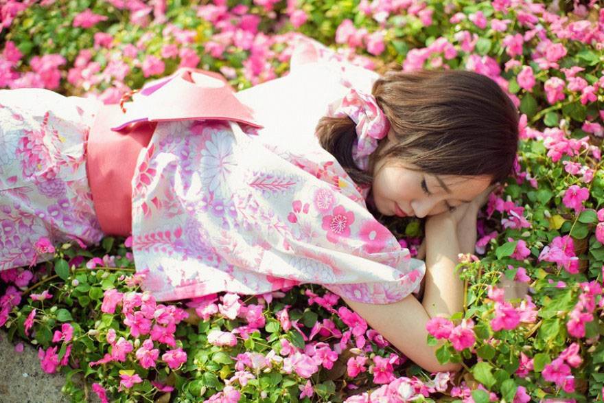 清晨可爱的调皮和服少女-5