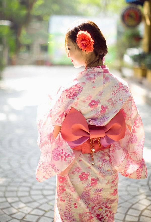 清晨可爱的调皮和服少女-6