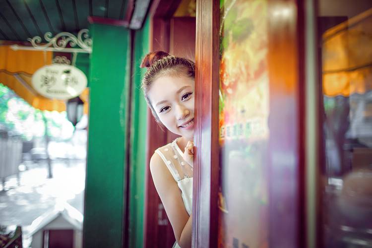 午后休闲小站的俏皮少女-2