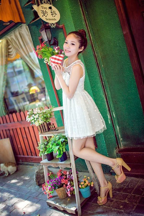 午后休闲小站的俏皮少女-6