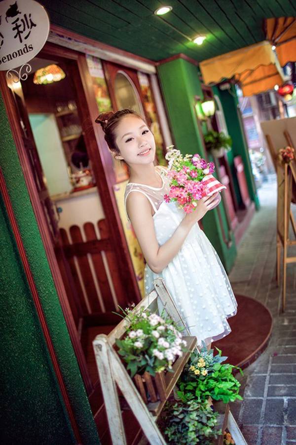 午后休闲小站的俏皮少女-10