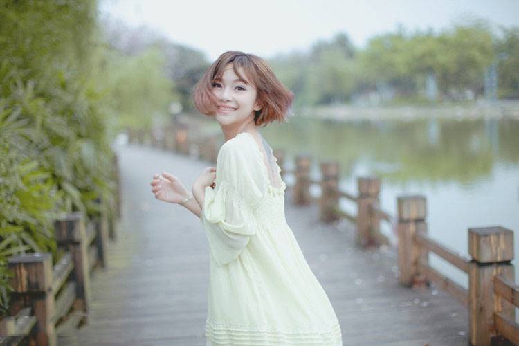 花草巷中的清纯少女