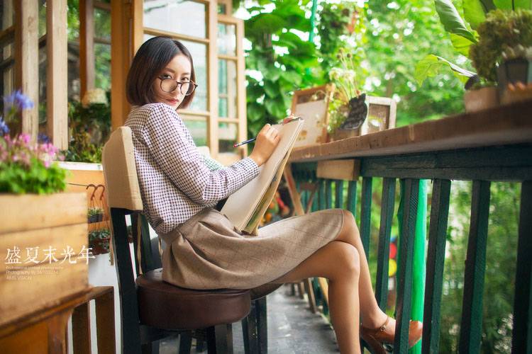 清纯女孩盛夏末光年