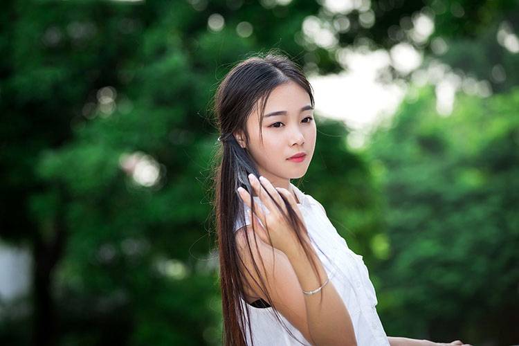 感受初秋微凉的清纯可爱女子-9