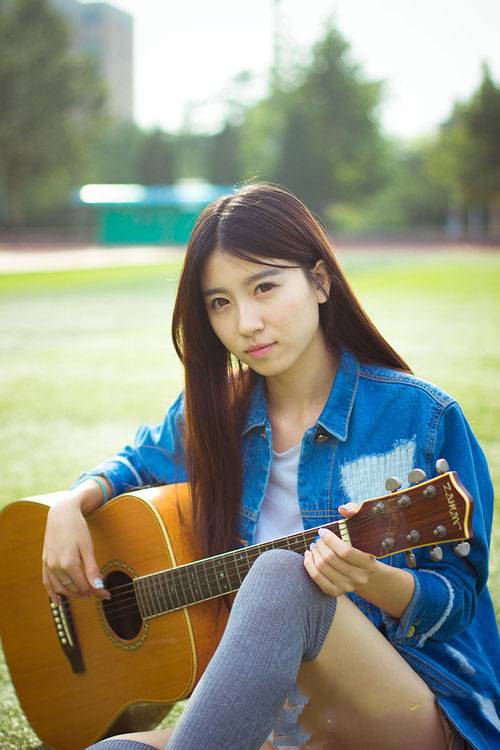 户外阳光下的吉他少女-6