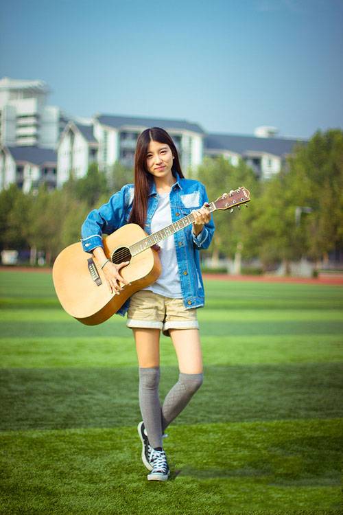 户外阳光下的吉他少女-9