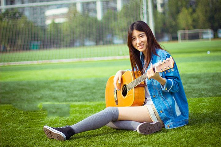 户外阳光下的吉他少女-10