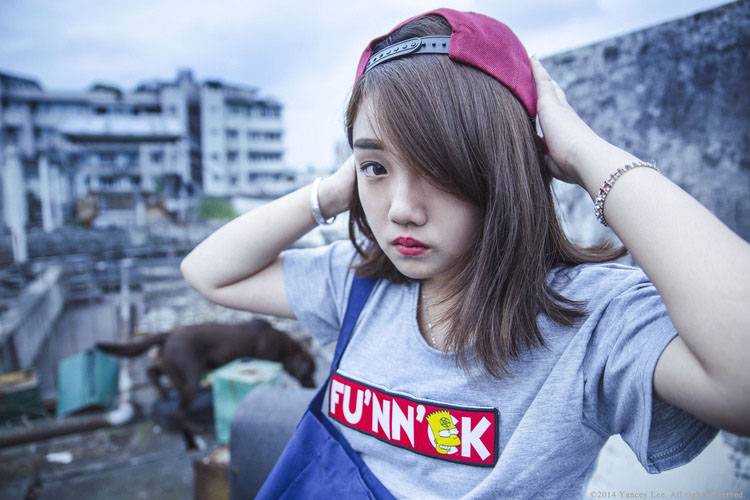 天台上的俏皮姑娘红唇诱惑