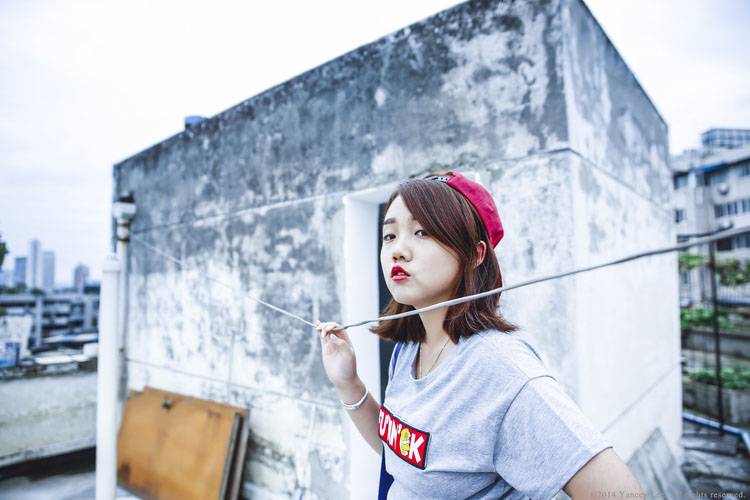 天台上的俏皮姑娘红唇诱惑-3