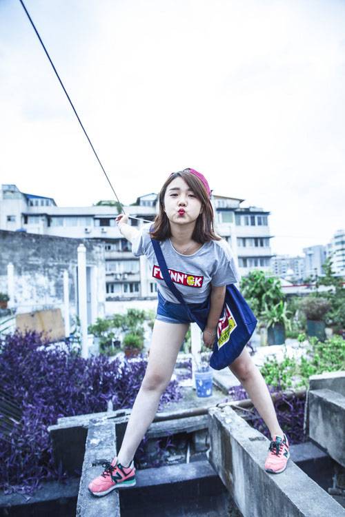 天台上的俏皮姑娘红唇诱惑-8