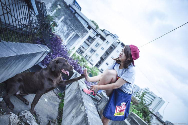 天台上的俏皮姑娘红唇诱惑-9