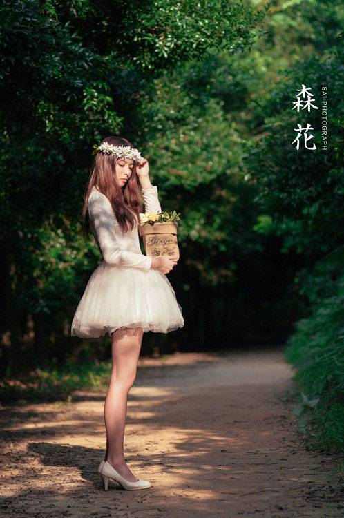 清纯的花环少女在树下