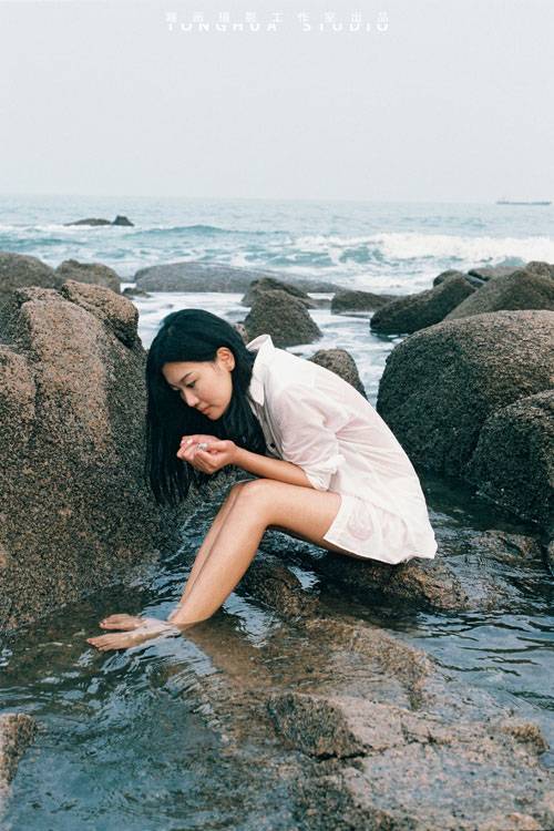 被海水打湿身躯的美艳女子