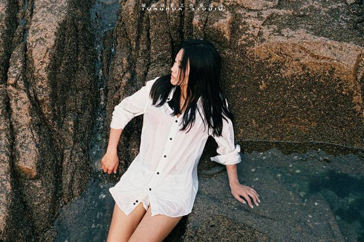 被海水打湿身躯的美艳女子-4