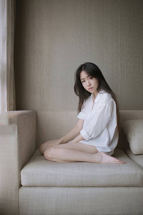 让人怜爱的清纯少女居家写真