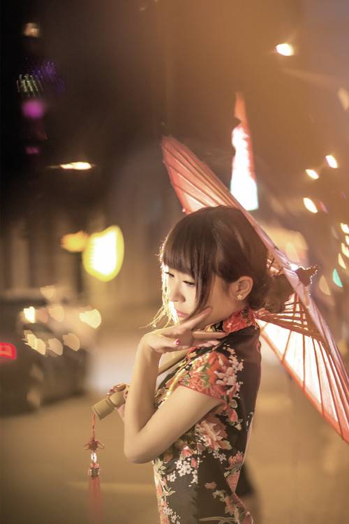 夜晚街道上的旗袍女子-4