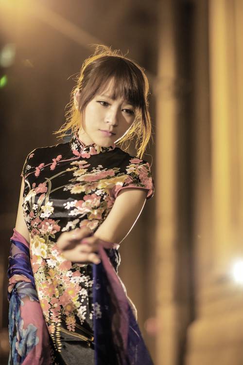 夜晚街道上的旗袍女子-5