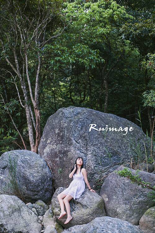 清新夏日溪边湿身的美女-9