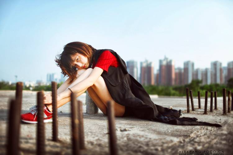 红唇少女妖娆的昼日