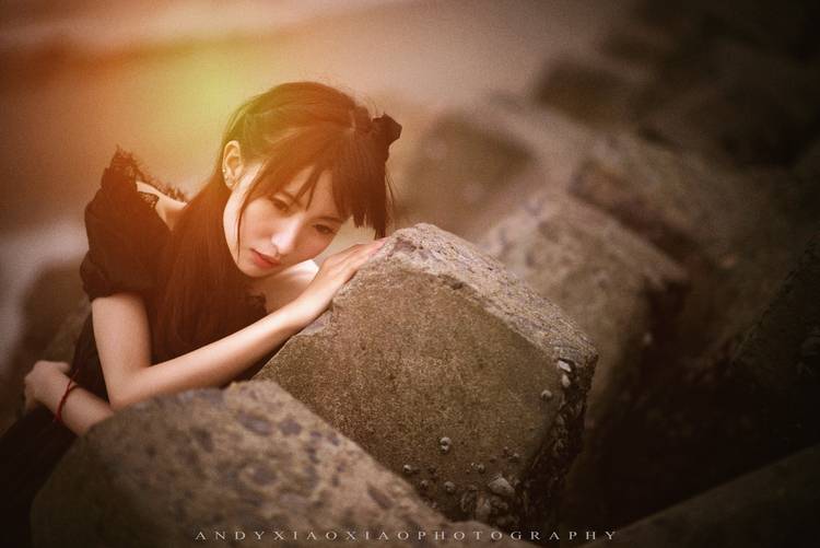 露肩黑裙少女海边的魅-3