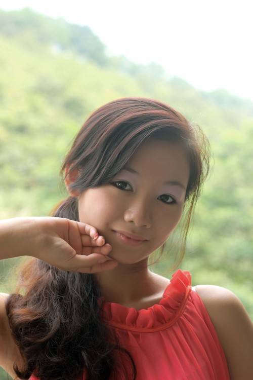 清纯可爱的红衣少女户外写真-7