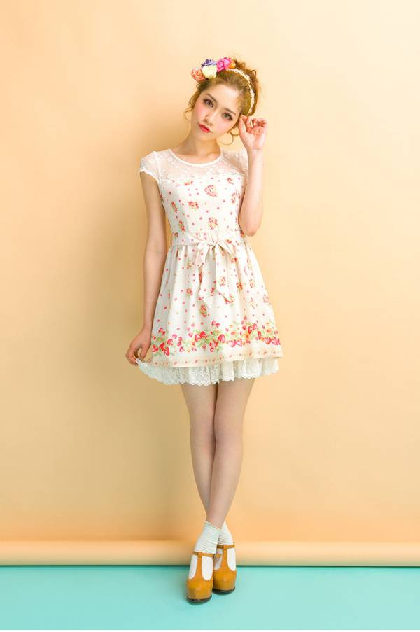 金发美女碎花裙清新写真-2