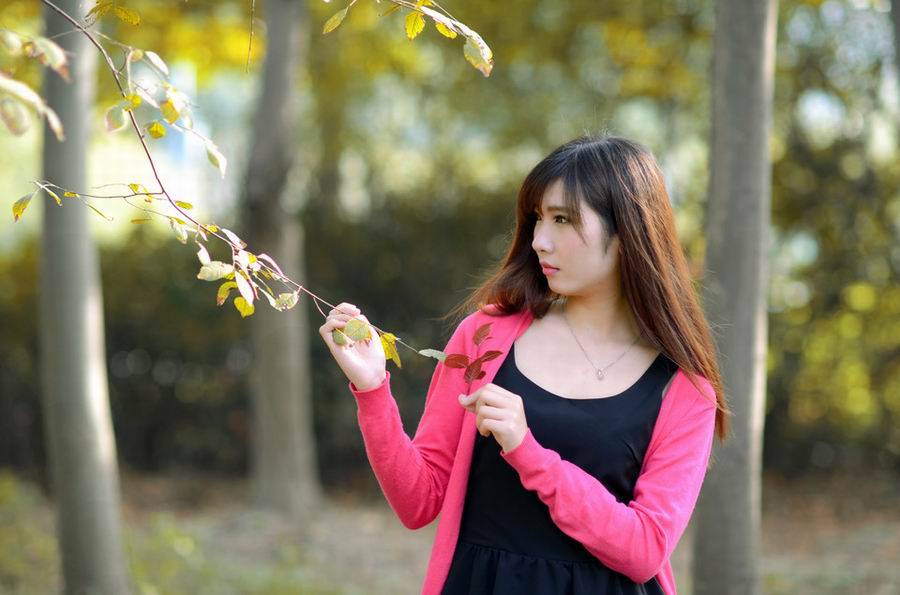 梧桐秋叶下的清纯可爱美女