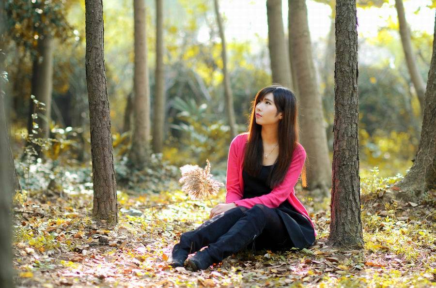 梧桐秋叶下的清纯可爱美女-4