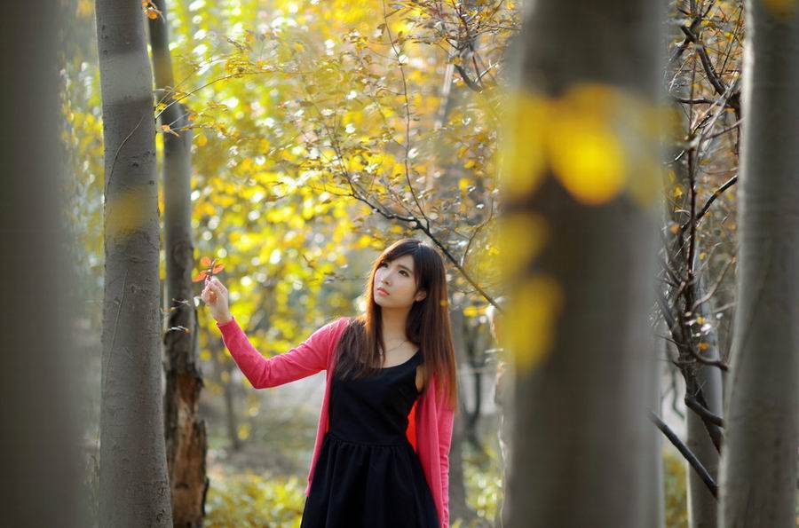 梧桐秋叶下的清纯可爱美女-9