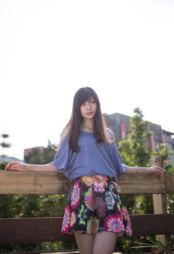 90后美女清纯迷人户外写真-2