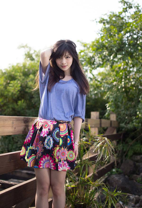 90后美女清纯迷人户外写真-8