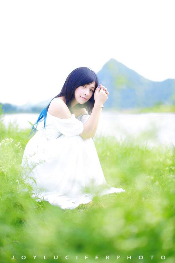 蓝天绿草小清新河畔写真-10