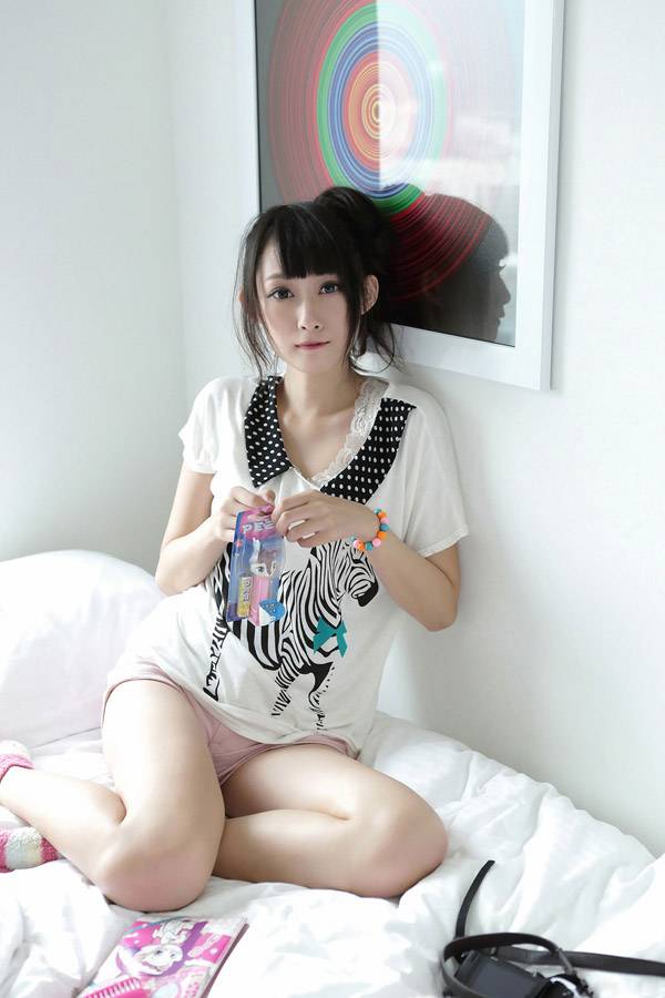 清纯可爱妹子床上迷人私房照-4