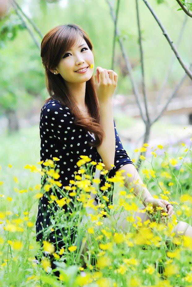 油菜花田里出美女，人比黄花美-4