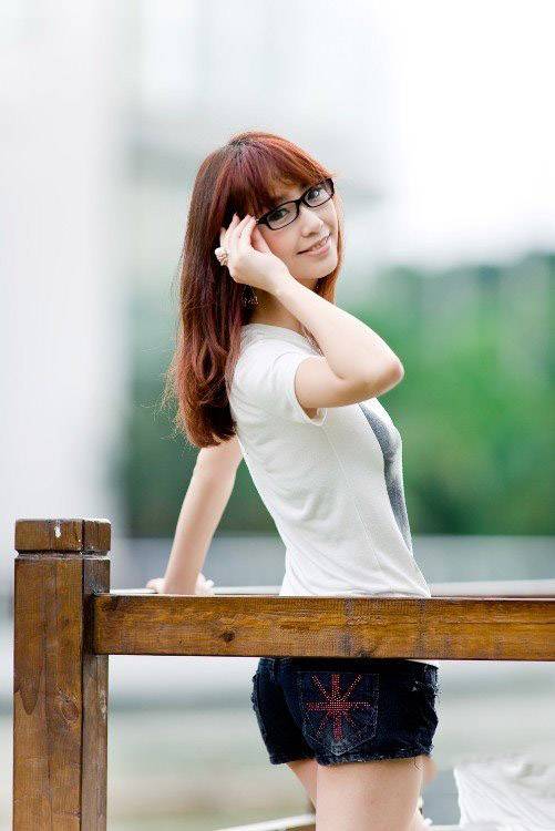 青青河边草 伫立一位婷婷少女