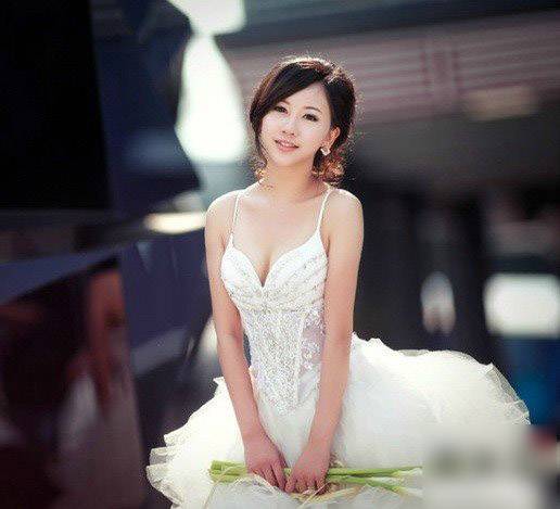 妩媚性感的新娘 深V的诱惑