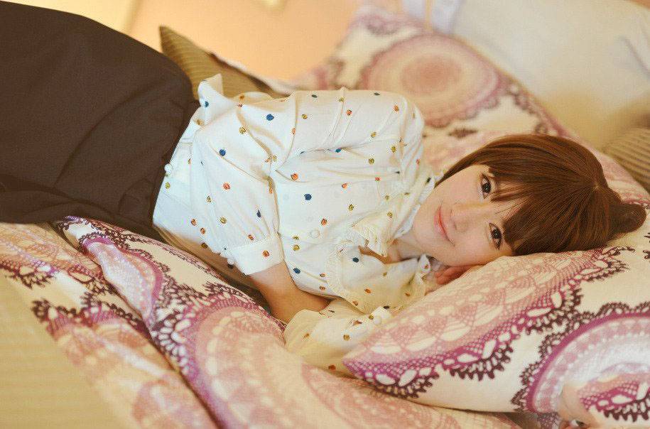 可爱美眉居家素颜自拍照-5