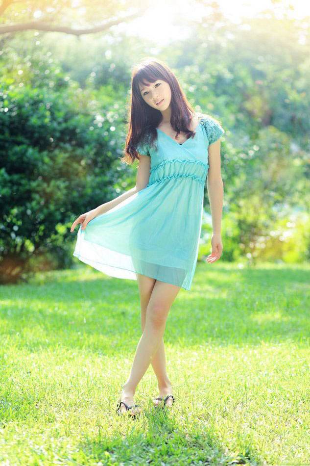 公园巧遇清纯学生少女