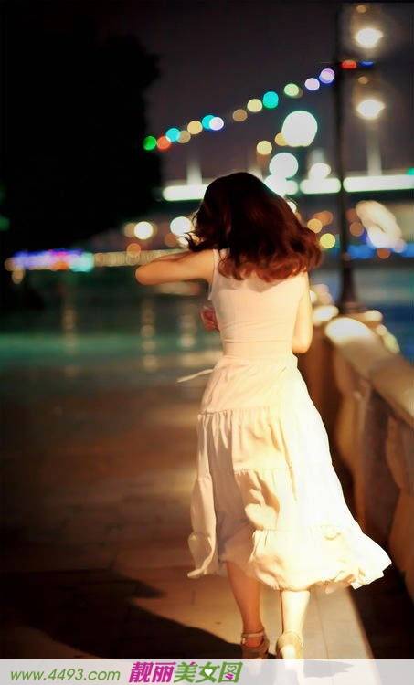 落寞美人徘徊在灯火通明的街道
