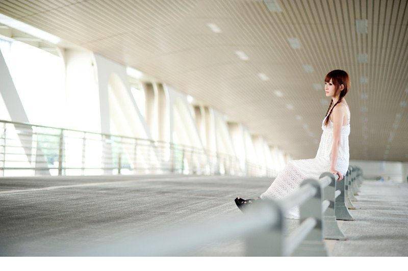 白裙少女清秀动人的气质-8