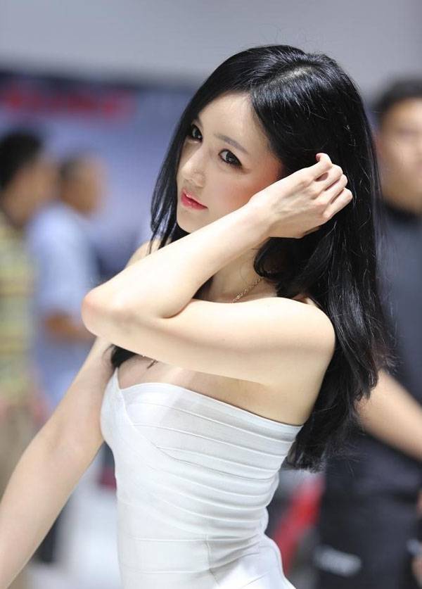 长发气质车模车展搔首弄姿-10