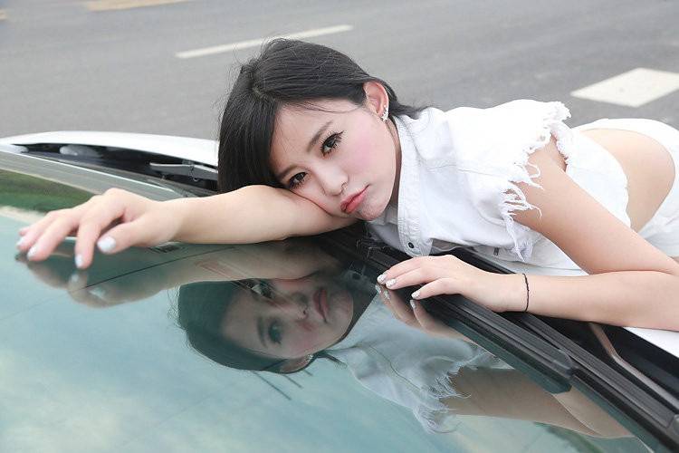 性感车模真空美胸诱惑-4